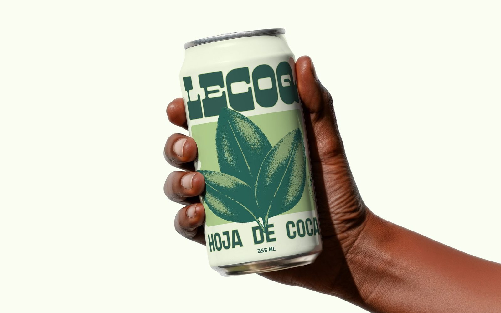Mano sosteniendo una lata de LECOQ Hoja de coca