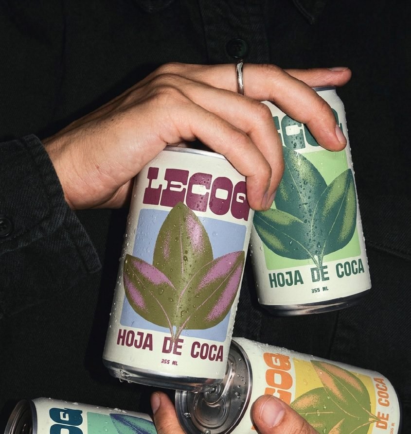 Manos con latas de LECOQ