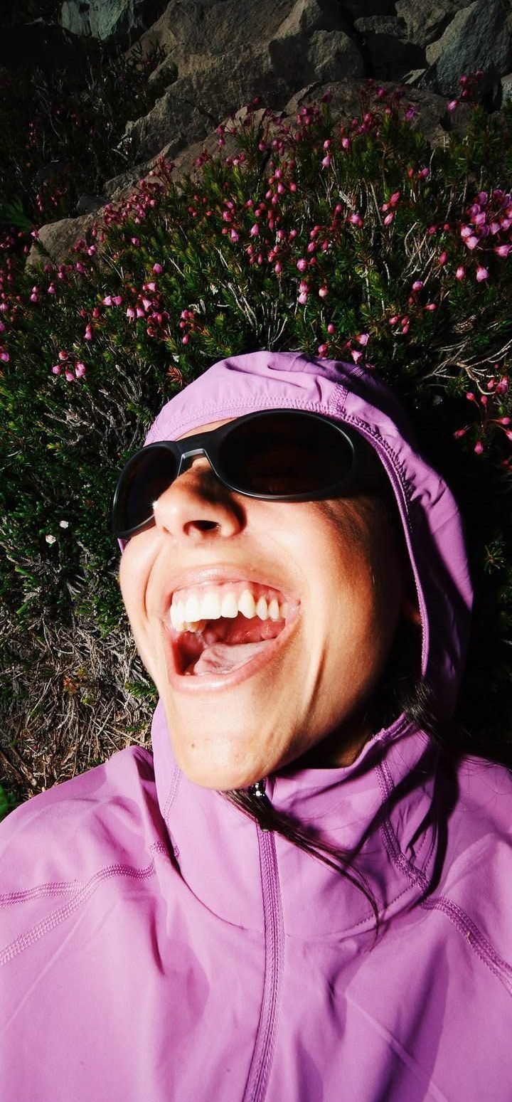 Chica riendo con lentes de sol